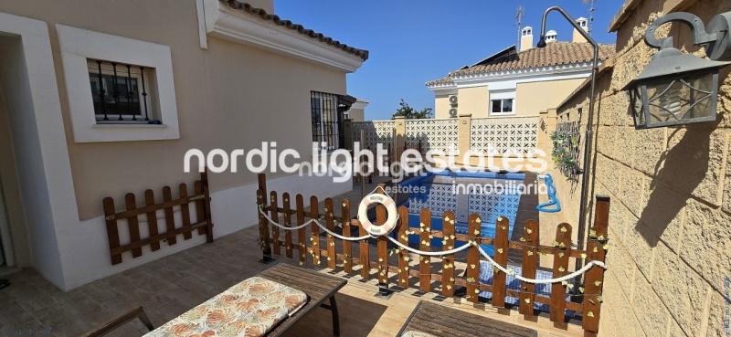 Semi-detached villa in perfect condition with sea views and a saltwalter pool in Torre del Mar