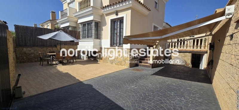 Semi-detached villa in perfect condition with sea views and a saltwalter pool in Torre del Mar