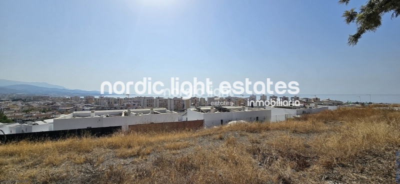 Semi-detached villa in perfect condition with sea views and a saltwalter pool in Torre del Mar