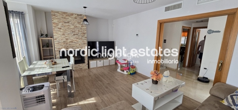 Semi-detached villa in perfect condition with sea views and a saltwalter pool in Torre del Mar