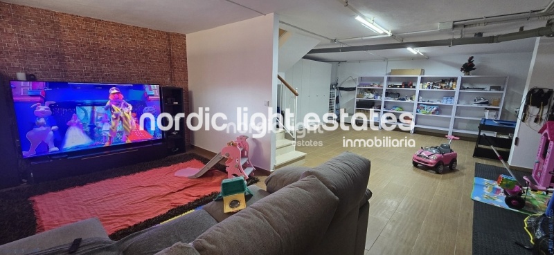 Semi-detached villa in perfect condition with sea views and a saltwalter pool in Torre del Mar