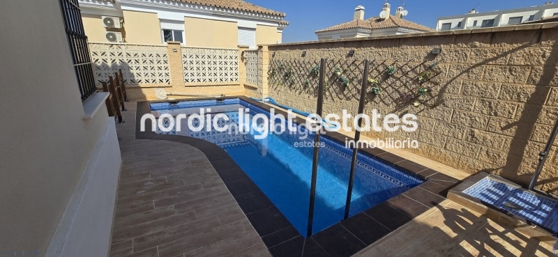 Semi-detached villa in perfect condition with sea views and a saltwalter pool in Torre del Mar