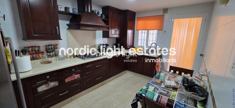 Semi-detached villa in perfect condition with sea views and a saltwalter pool in Torre del Mar