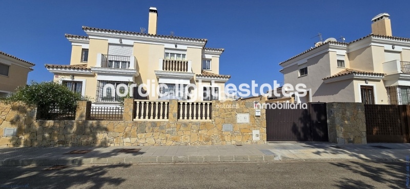 Semi-detached villa in perfect condition with sea views and a saltwalter pool in Torre del Mar