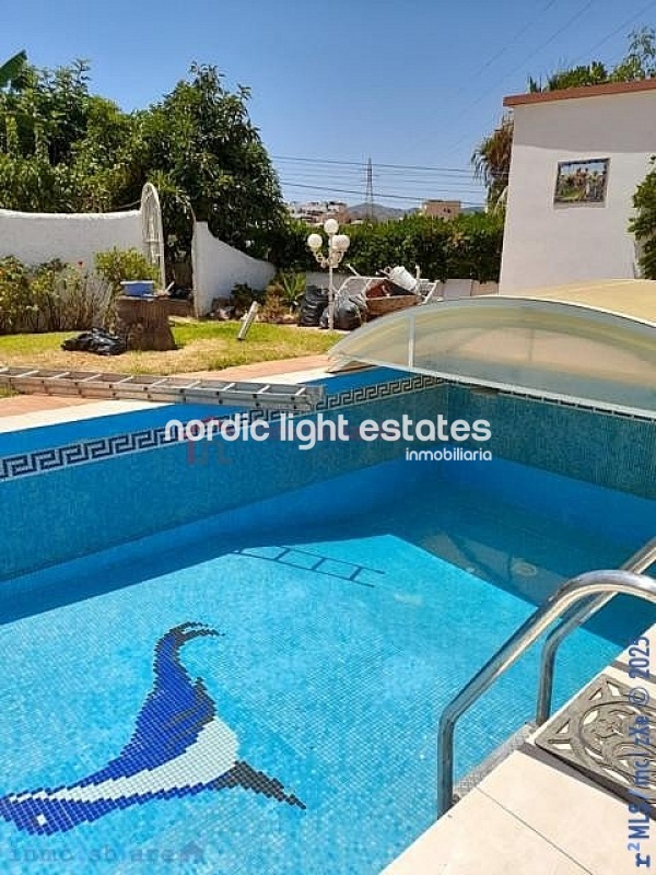 Detached villa with 2 independent homes with private pool in Nerja