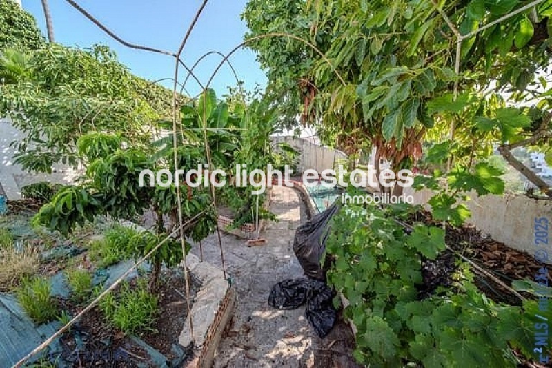 Detached villa with 2 independent homes with private pool in Nerja