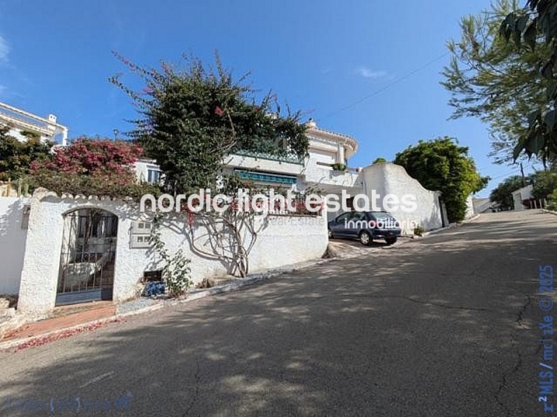Detached villa with 2 independent homes with private pool in Nerja