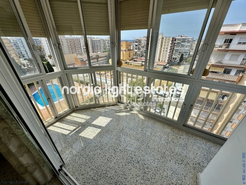 Amplio piso de esquina a 400 metros de la playa en Torre del Mar. Piscina y pista de tenis comunitarios