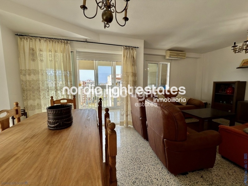 Amplio piso de esquina a 400 metros de la playa en Torre del Mar. Piscina y pista de tenis comunitarios