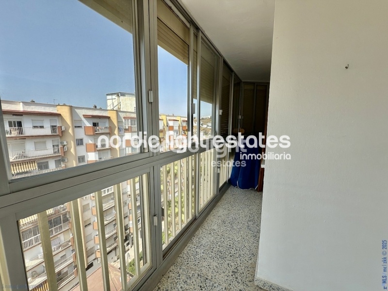 Amplio piso de esquina a 400 metros de la playa en Torre del Mar. Piscina y pista de tenis comunitarios