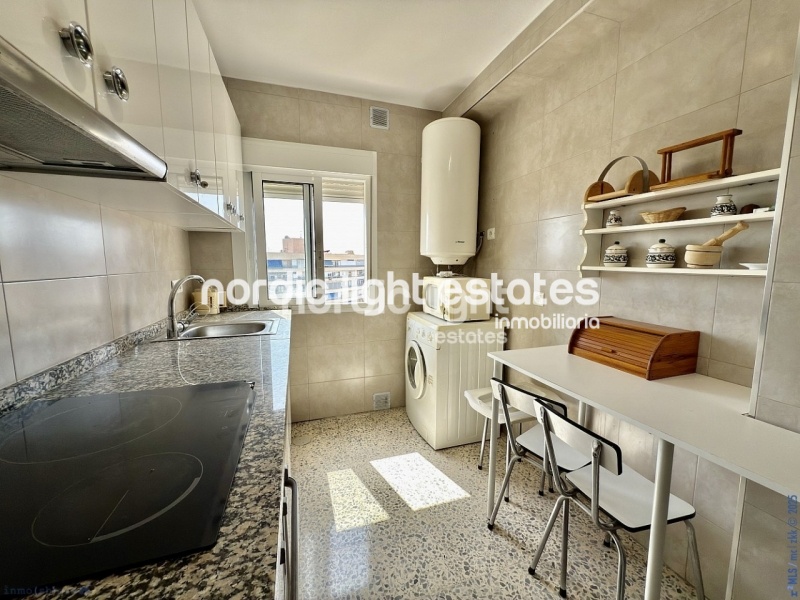 Amplio piso de esquina a 400 metros de la playa en Torre del Mar. Piscina y pista de tenis comunitarios