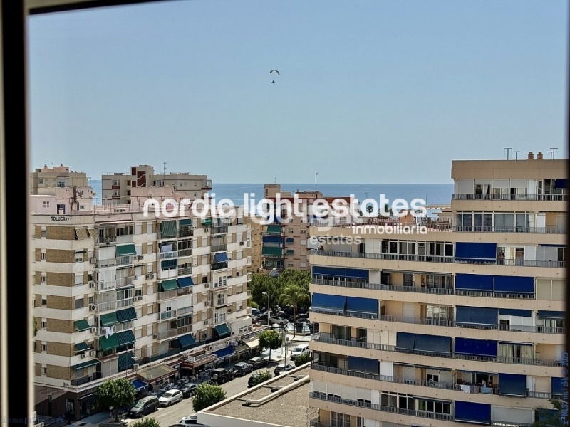 Amplio piso de esquina a 400 metros de la playa en Torre del Mar. Piscina y pista de tenis comunitarios