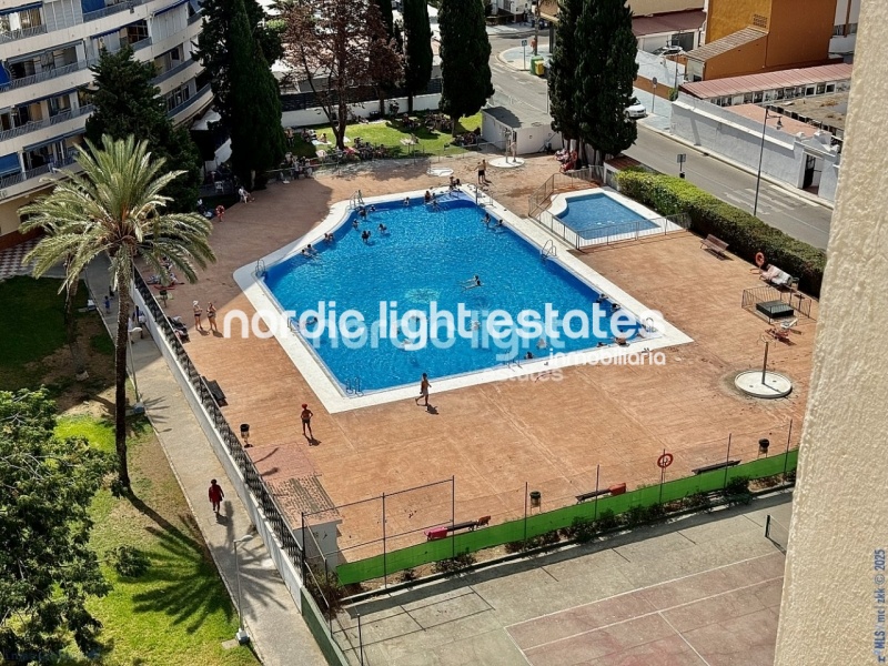 Amplio piso de esquina a 400 metros de la playa en Torre del Mar. Piscina y pista de tenis comunitarios