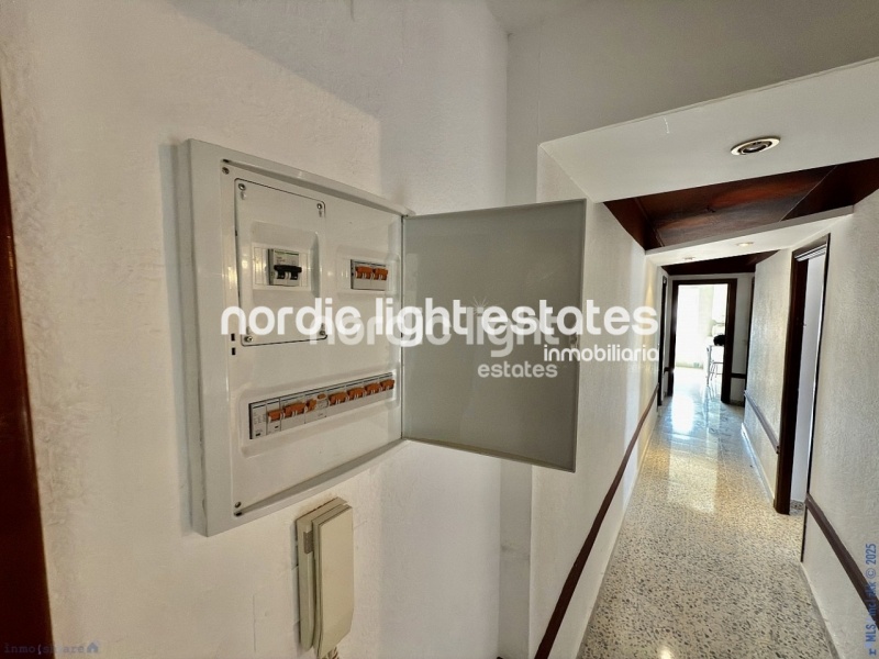 Amplio piso de esquina a 400 metros de la playa en Torre del Mar. Piscina y pista de tenis comunitarios