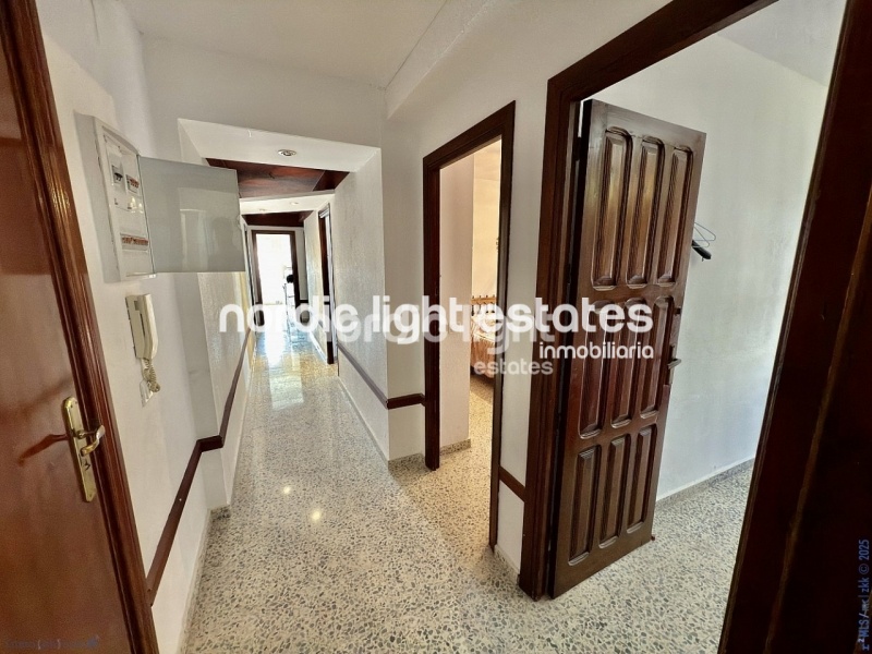Amplio piso de esquina a 400 metros de la playa en Torre del Mar. Piscina y pista de tenis comunitarios