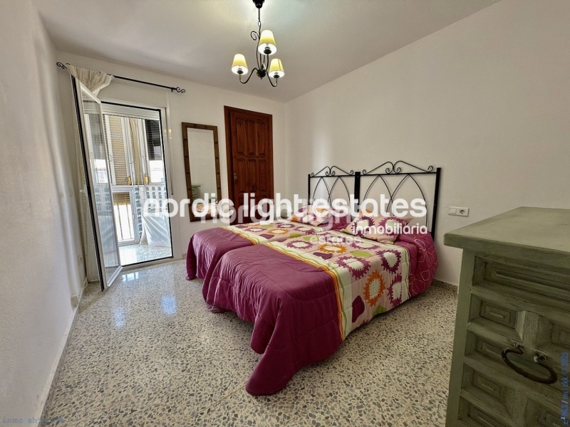 Amplio piso de esquina a 400 metros de la playa en Torre del Mar. Piscina y pista de tenis comunitarios