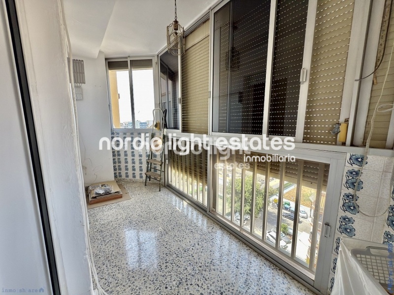 Amplio piso de esquina a 400 metros de la playa en Torre del Mar. Piscina y pista de tenis comunitarios