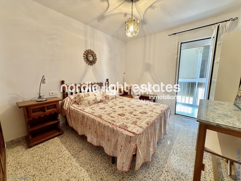 Amplio piso de esquina a 400 metros de la playa en Torre del Mar. Piscina y pista de tenis comunitarios
