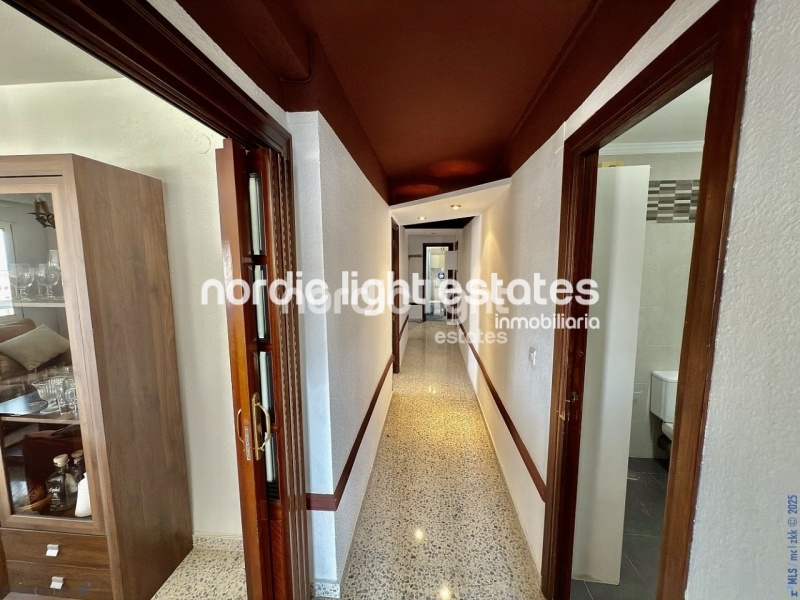 Amplio piso de esquina a 400 metros de la playa en Torre del Mar. Piscina y pista de tenis comunitarios
