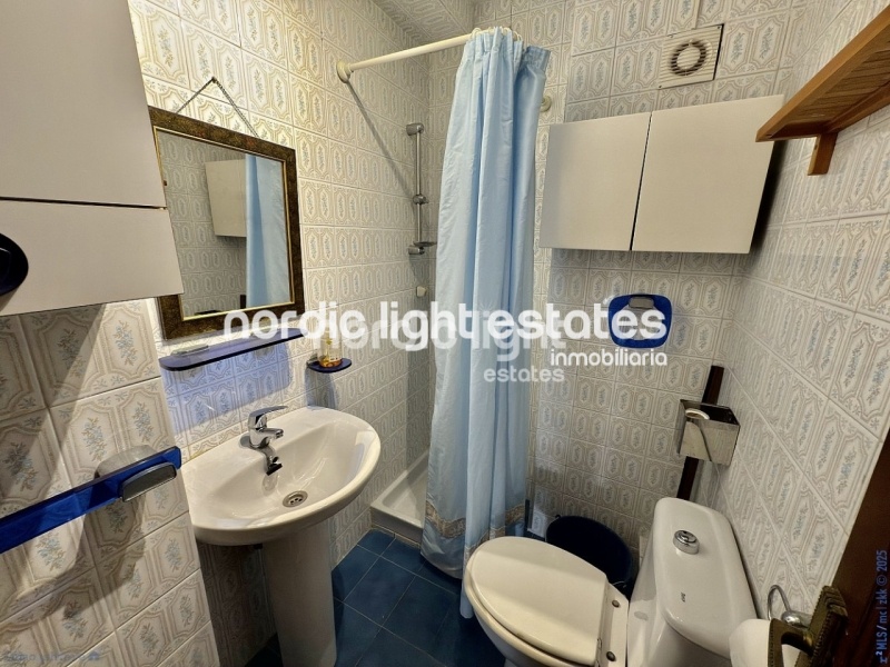 Amplio piso de esquina a 400 metros de la playa en Torre del Mar. Piscina y pista de tenis comunitarios
