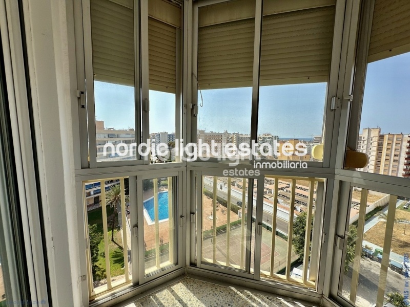Amplio piso de esquina a 400 metros de la playa en Torre del Mar. Piscina y pista de tenis comunitarios