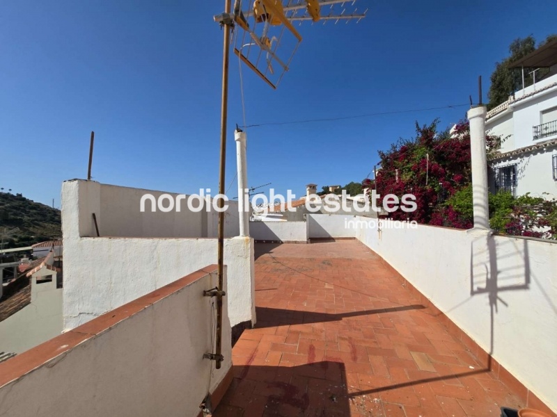 Gran casa para reformar en parte en Torrox Pueblo. 123 m2 de terrazas