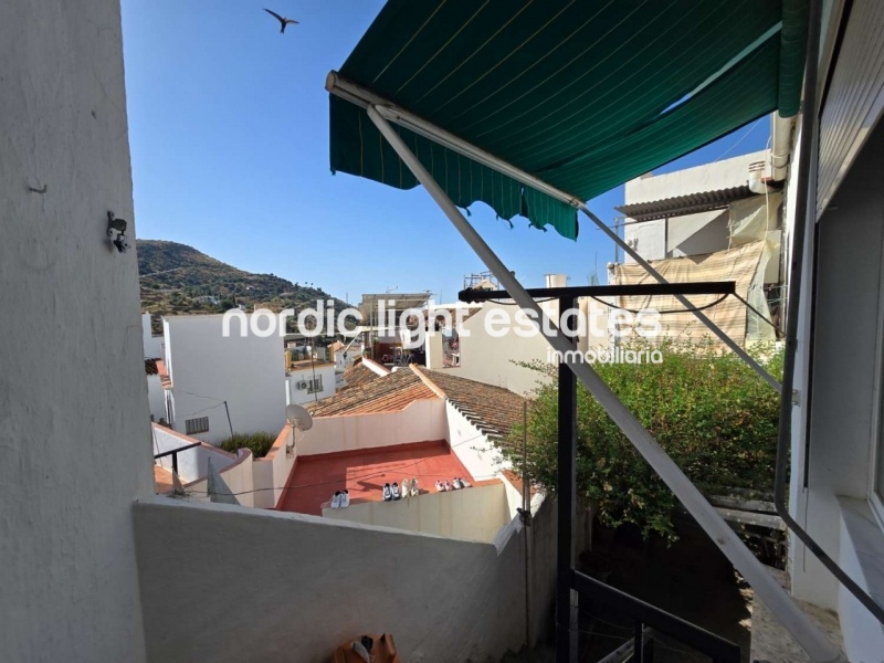 Gran casa para reformar en parte en Torrox Pueblo. 123 m2 de terrazas