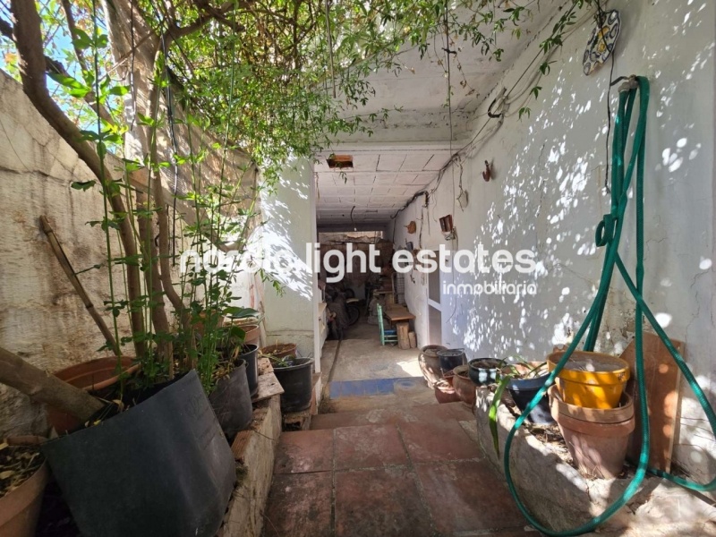 Gran casa para reformar en parte en Torrox Pueblo. 123 m2 de terrazas