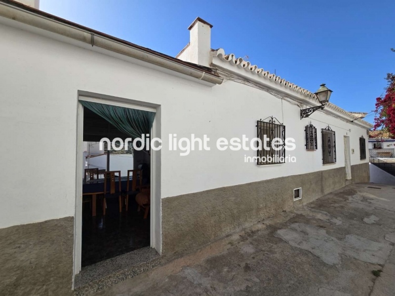 Gran casa para reformar en parte en Torrox Pueblo. 123 m2 de terrazas