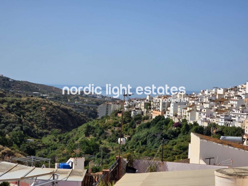 Gran casa para reformar en parte en Torrox Pueblo. 123 m2 de terrazas