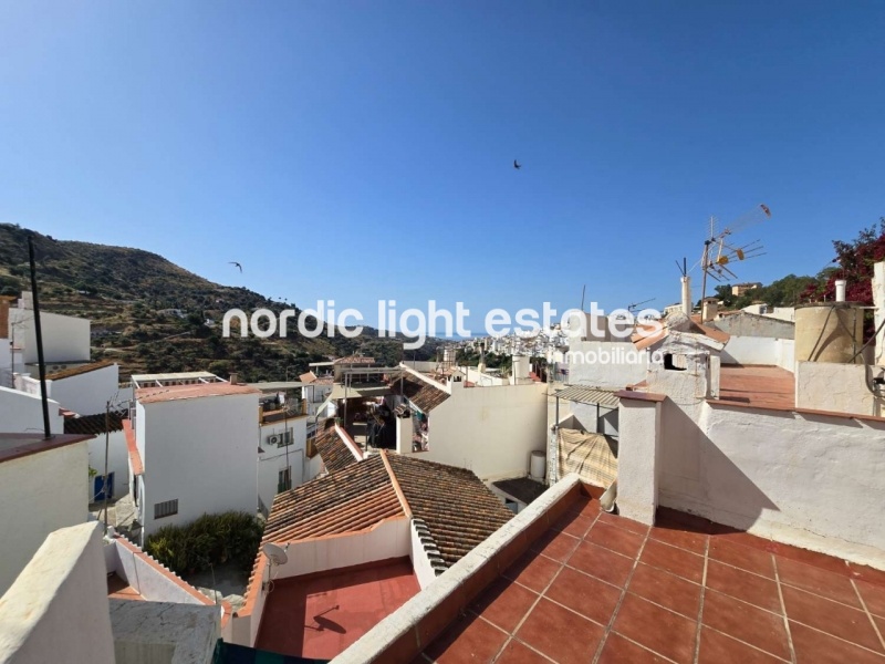 Gran casa para reformar en parte en Torrox Pueblo. 123 m2 de terrazas