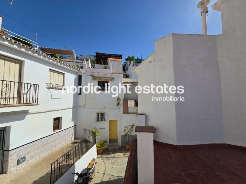 Gran casa para reformar en parte en Torrox Pueblo. 123 m2 de terrazas