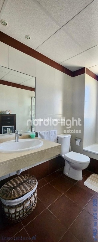 Magnificent corner apartment in Algarrobo Costa. Store room and parking space 