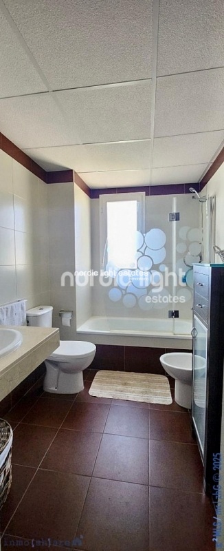 Magnificent corner apartment in Algarrobo Costa. Store room and parking space 