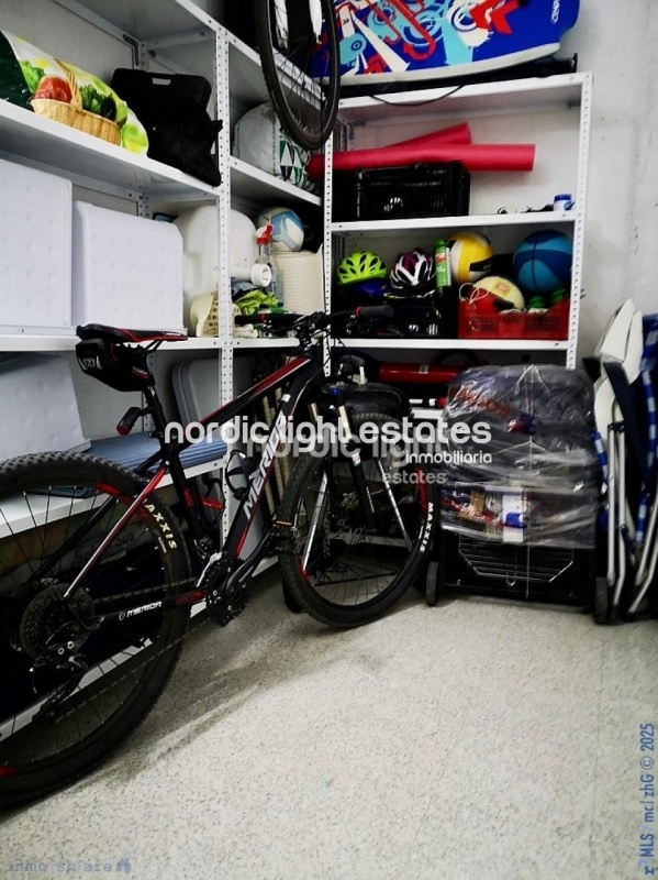 Magnificent corner apartment in Algarrobo Costa. Store room and parking space 