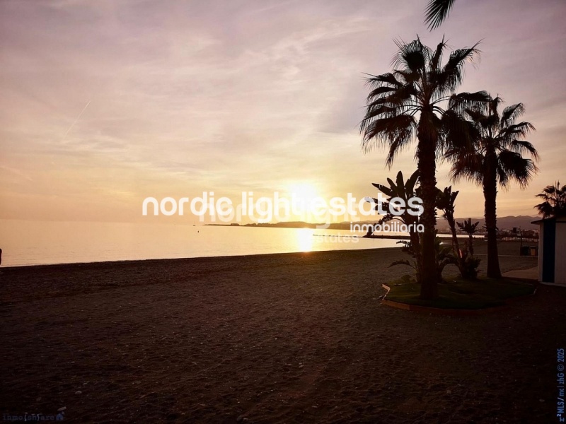 Magnificent corner apartment in Algarrobo Costa. Store room and parking space 