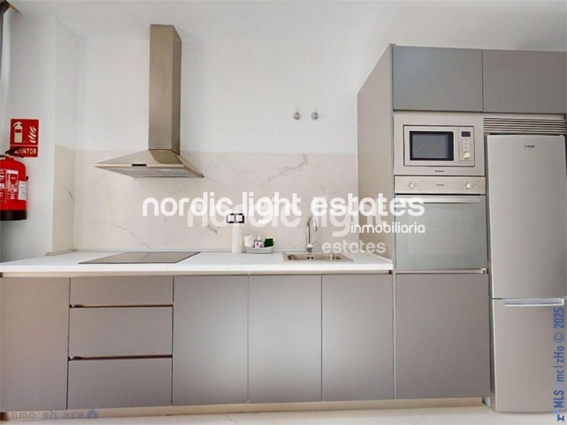  En primera línea de la playa en Algarrobo Costa. Moderno apartamento completamente reformado 