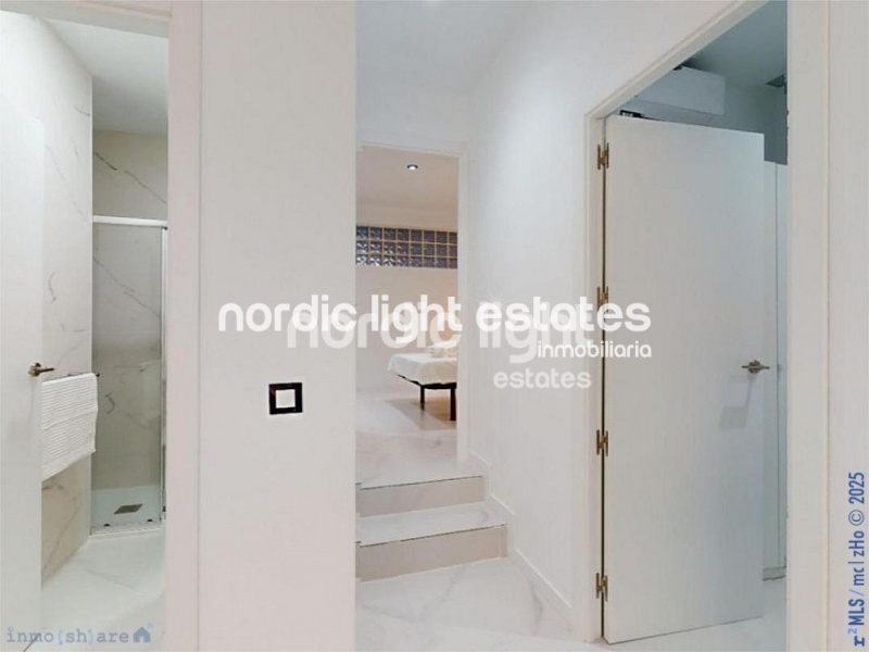  En primera línea de la playa en Algarrobo Costa. Moderno apartamento completamente reformado 