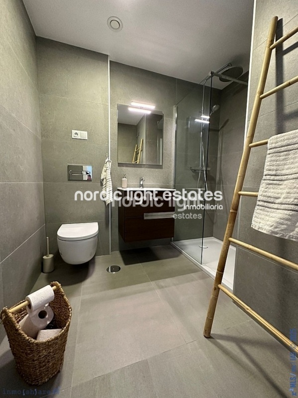 Ultra modern almost new apartment with parking space and store room in Algarrobo Costa 
