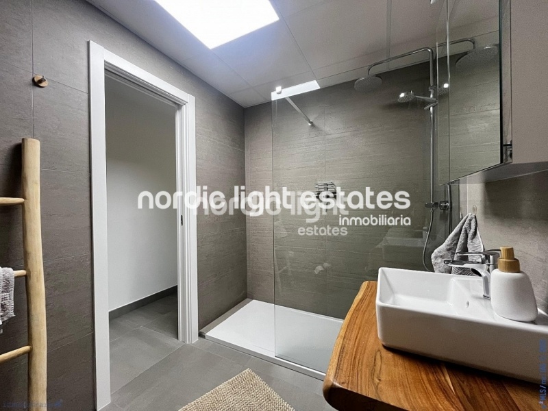 Ultra modern almost new apartment with parking space and store room in Algarrobo Costa 