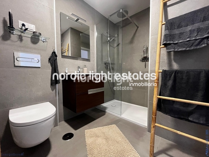 Ultra modern almost new apartment with parking space and store room in Algarrobo Costa 