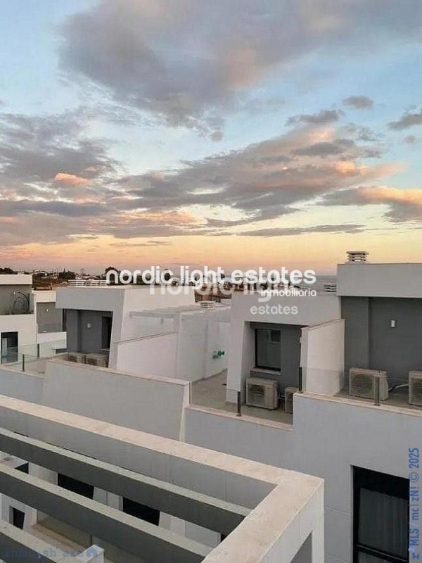 Calet adosado semi nuevo de diseño minimalista en Torre de Benagalbón