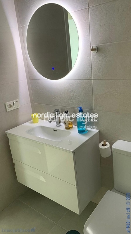 Calet adosado semi nuevo de diseño minimalista en Torre de Benagalbón