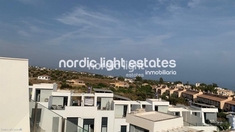Calet adosado semi nuevo de diseño minimalista en Torre de Benagalbón
