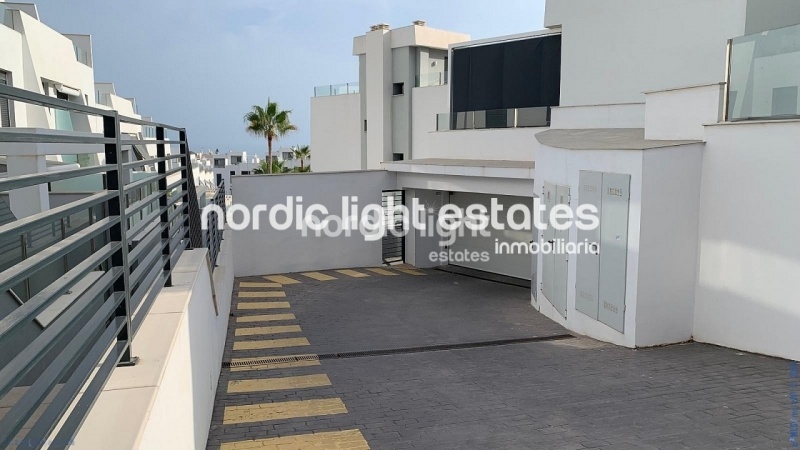 Calet adosado semi nuevo de diseño minimalista en Torre de Benagalbón