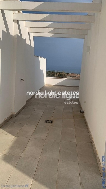 Calet adosado semi nuevo de diseño minimalista en Torre de Benagalbón