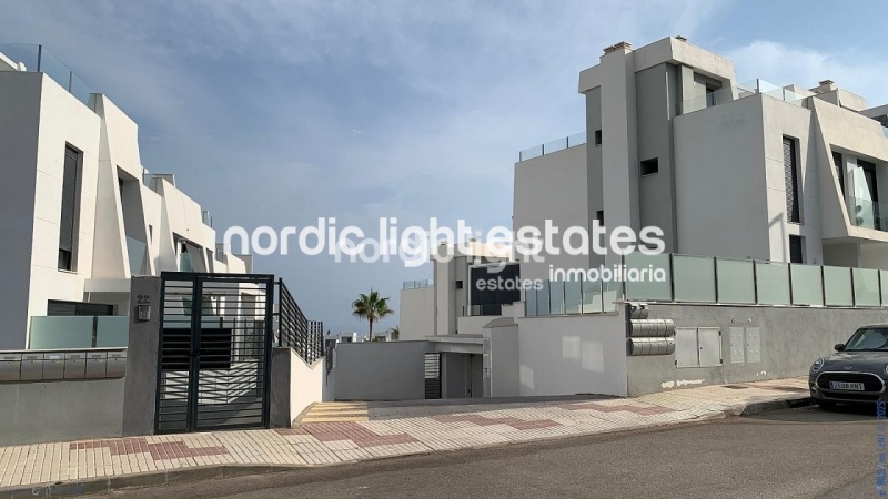 Calet adosado semi nuevo de diseño minimalista en Torre de Benagalbón