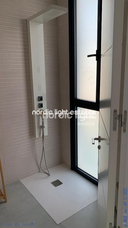 Calet adosado semi nuevo de diseño minimalista en Torre de Benagalbón