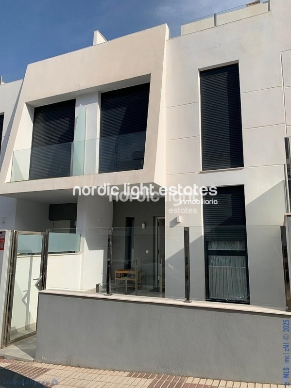Calet adosado semi nuevo de diseño minimalista en Torre de Benagalbón