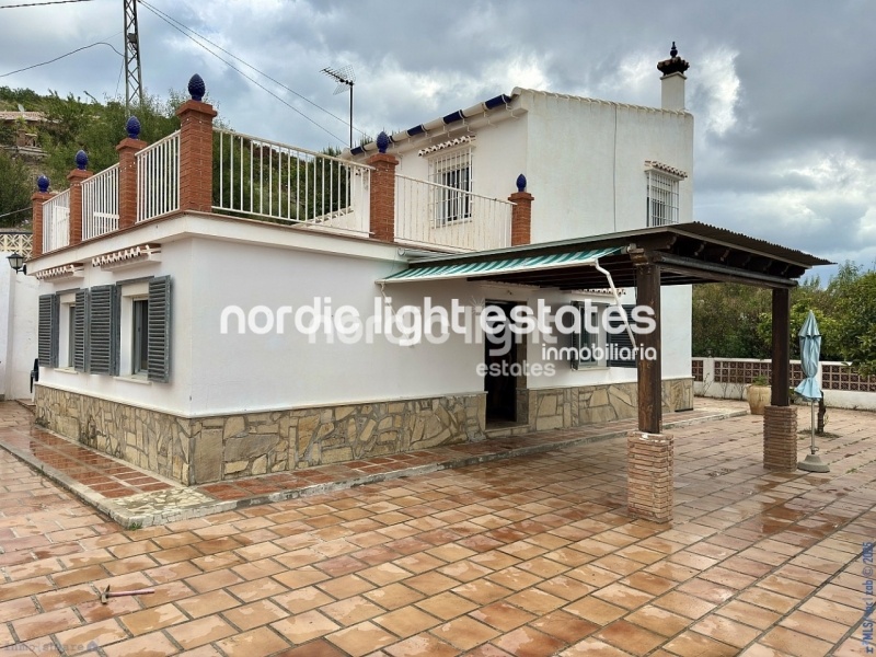 Maravillosa casa de campo sobre una parcela de 2850m2 en Vélez-Málaga 